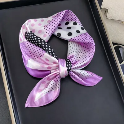 Elegantna kvadratna ruta roza barve s pikicami